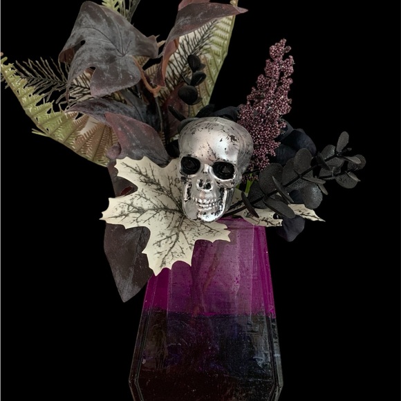 Handmade resin vase with Halloween themed faux florals - Picture 2 of 4